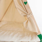 Detalle de la estructura de madera y el cierre de la puerta de la cama tipi de The Paws Boutique.