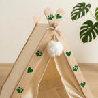 Detalle de la estructura de madera y el cierre de la puerta de la cama tipi de The Paws Boutique.