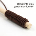 Detalle del mango de cuerda reforzado en la varita de madera, diseñado para resistir las garras más fuertes por The Paws Boutique.