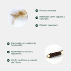 Características técnicas del juguete para gatos de The Paws Boutique: fabricado con madera de haya pulida, plumas naturales y materiales 100% seguros y no tóxicos.