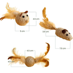 Primer plano de los accesorios intercambiables de plumas naturales y ratones de cuerda del set de estimulación para mascotas de The Paws Boutique.