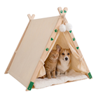Cama tipi para perros y gatos de tela beige y madera con cojín mullido blanco de The Paws Boutique.