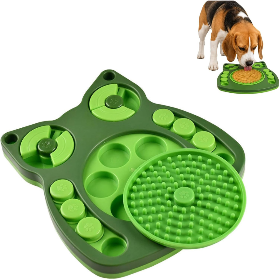 Comedero lento interactivo tipo puzzle verde con zona de lamido y perro Beagle usándolo. Juguete de inteligencia y alimentación de The Paws Boutique.