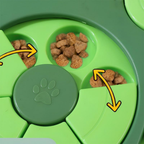 Detalle de los compartimentos deslizantes con pienso del comedero puzzle para estimulación mental de mascotas de The Paws Boutique.