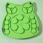 Vista de la base con almohadillas antideslizantes del comedero inteligente tipo puzzle para evitar desplazamientos, de The Paws Boutique.