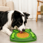 Perro Border Collie lamiendo relajadamente la zona texturizada del comedero interactivo antiestrés en casa, de The Paws Boutique.