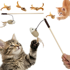 Gatos jugando activamente con la varita interactiva de madera y sus accesorios intercambiables de plumas y ratones. Juguete estimulante de The Paws Boutique.