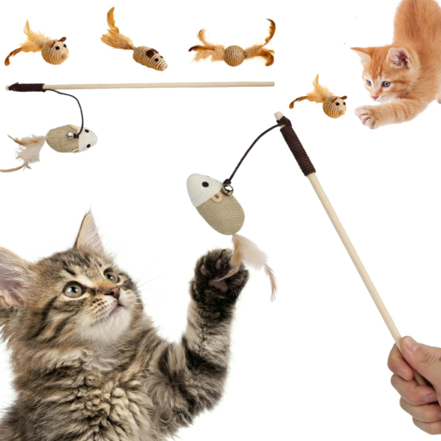 Gatos jugando activamente con la varita interactiva de madera y sus accesorios intercambiables de plumas y ratones. Juguete estimulante de The Paws Boutique.