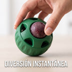 Mano introduciendo un snack congelado dentro de la pelota rellenable interactiva para perros de The Paws Boutique.