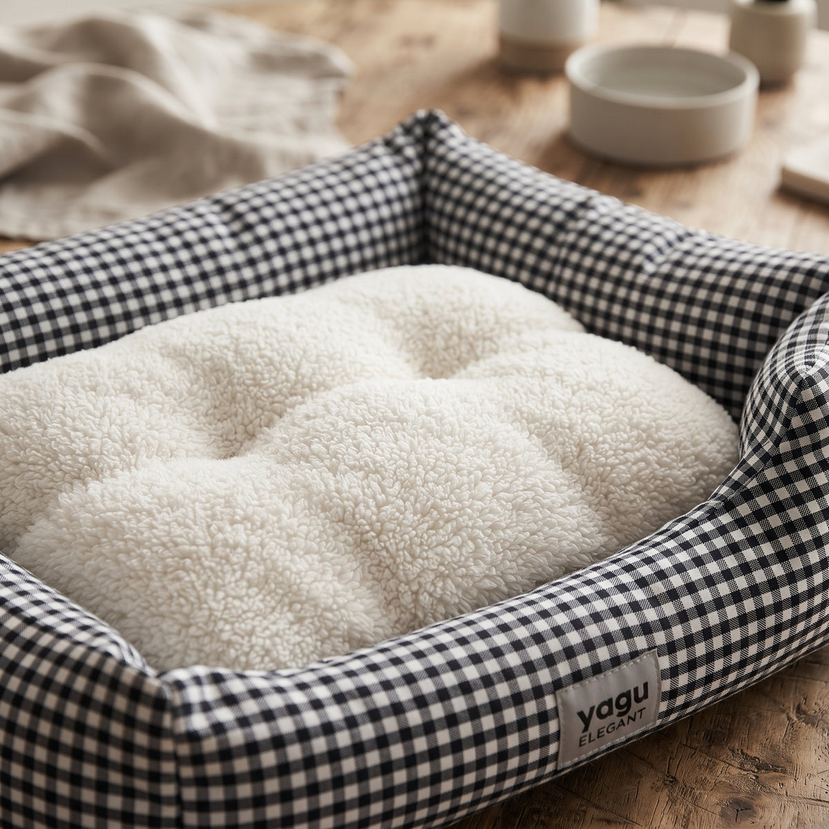 Cuna Acolchada Vichy para Perros y Gatos – Cama Nido Ergonómica con Cojín Reversible de Borreguillo (63 x 47 x 23 cm)